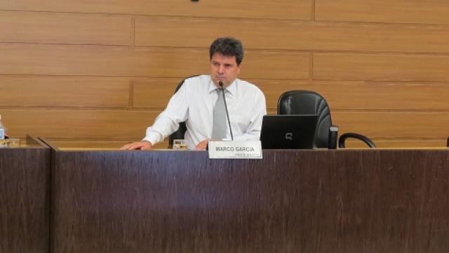 Marco Garcia preside a Câmara de Franca durante sessão (Foto: Divulgação Câmara)